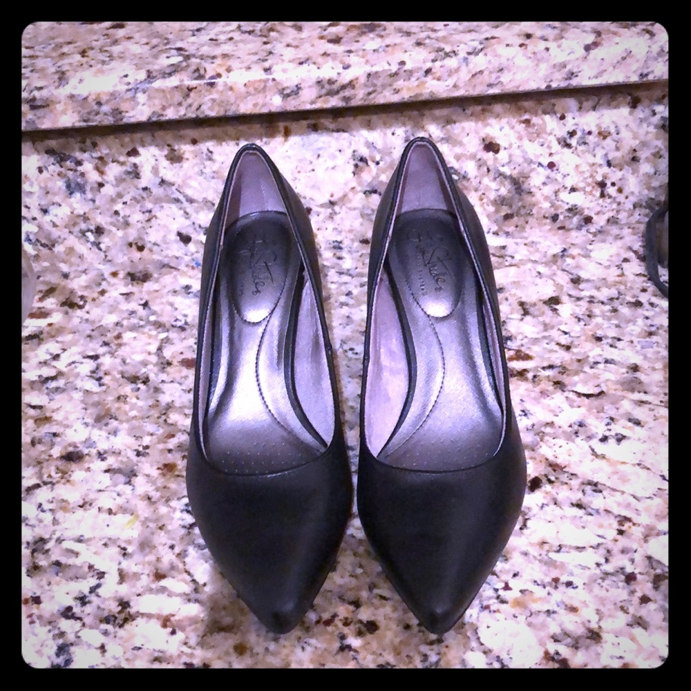 Black pointed toe pumps! Size 9.